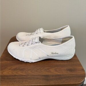 Skechers Relaxed Fit Breathe-Easy Simple Pleasure women's slip-ons Size 7 White